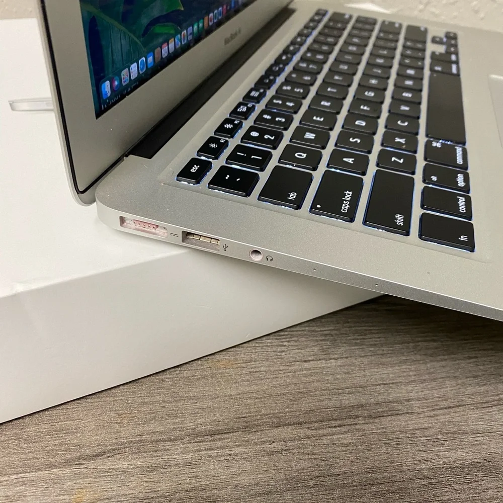 Apple MacBook Air - Sleek Silver Design